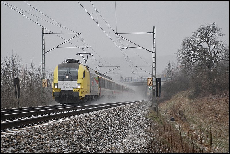 ES 64 U2 - 061 zog am 27.Dez 2008 den Ersatzzug von Stuttgart nach Mnchen. Aufgenommen bei Lonsee.