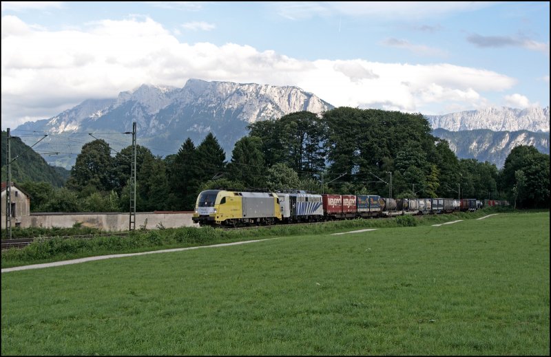ES64U2-029 bringt ein  Zebra  und den KLV-Zug durch das Inntal in Richtung Mnchen. (09.07.2008)
