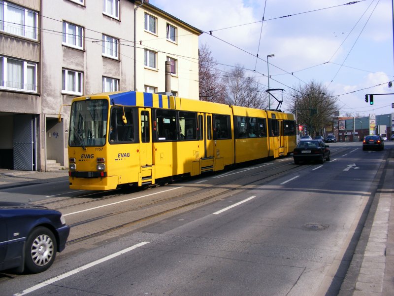 Ein DUEWAG-Stadtbahnwagen M8 der EVAG vor der Haltestelle Helenenstra�e in