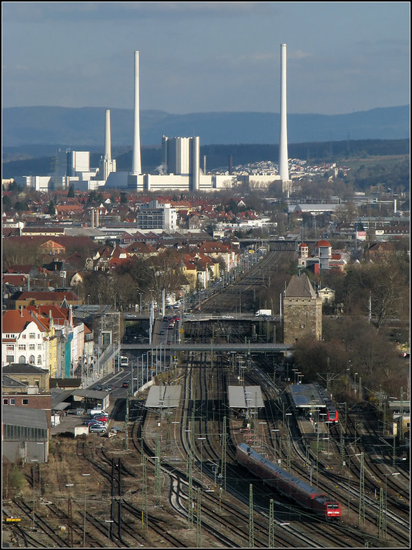 Blick auf den Bahnhof Esslingen mit dem Kraftwerk Altbach und