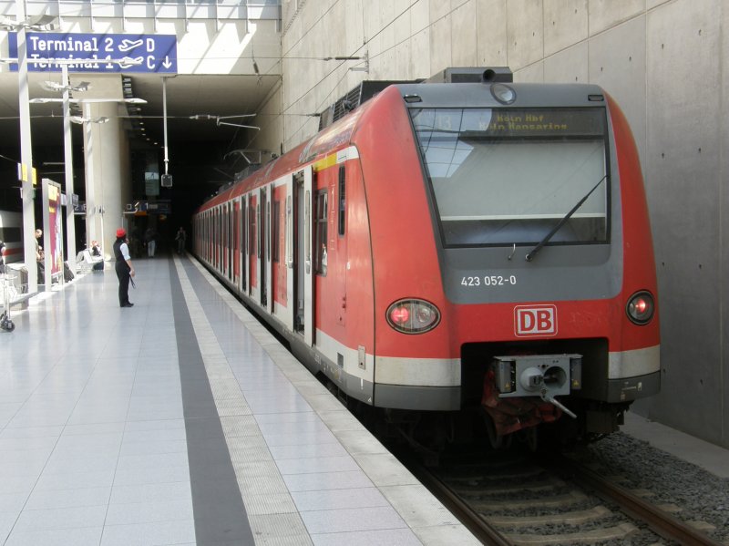 ET 423 052 steht im Bahnhof Kln/ Bonn Airport zur Abfahrt in Richtung Kln Hbf bereit. (14.07.2008)