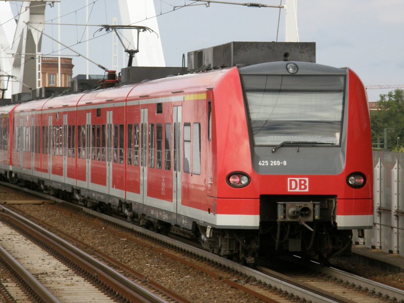 ET 425 269-8 fhrt bei Ludwigshafen Mitte ber die Rheinbrcke in Richtung Mannheim. (16.07.2008)