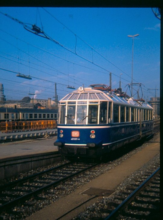 491 001 in Munich's main train station. (automatically translated, Powered