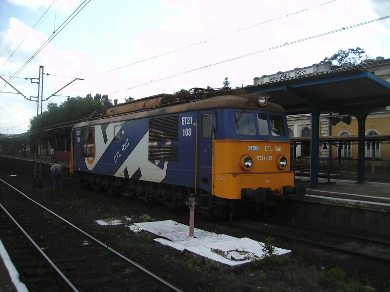Eine ET21 der Privatbahn CTL im Bahnhof Tarnowskie Gory 