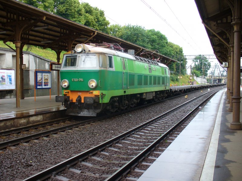 Eine polnische Lok mit einem G�terzug in Danzig. 