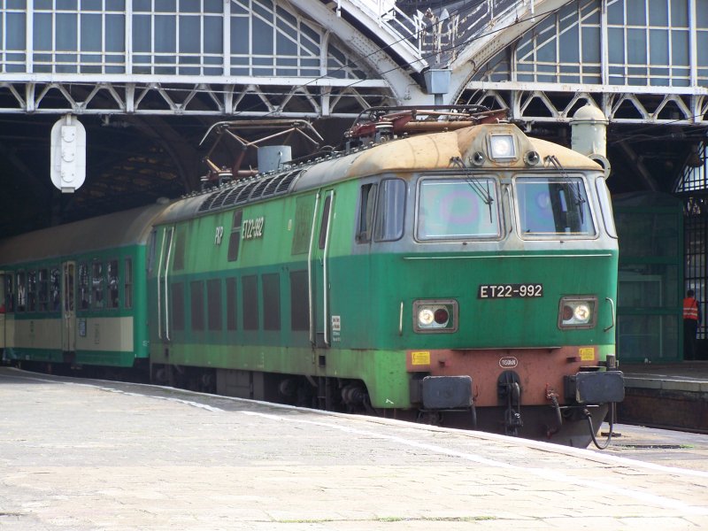 The locomotive ET22-992 series was prepared in the station at