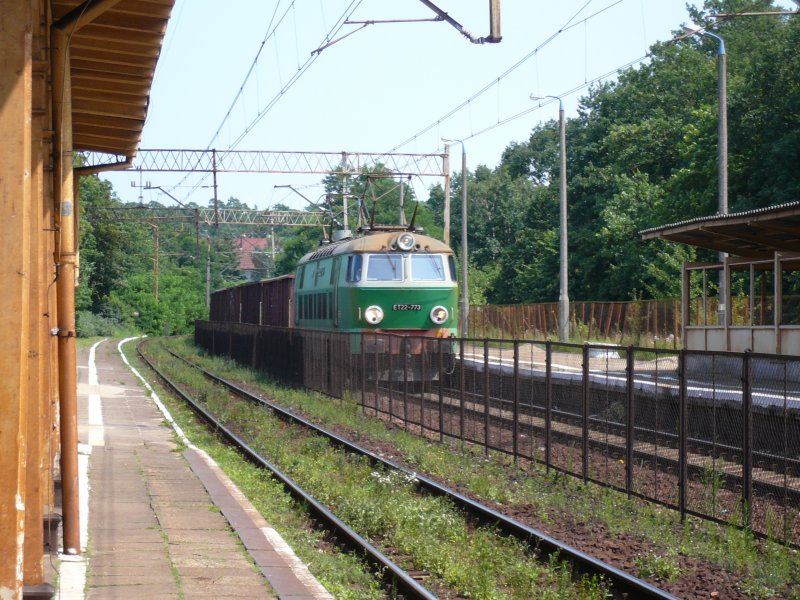 ET 22 mit G�terzug durchf�hrt am 20.7.2007 den Bahnhof Miezdroje