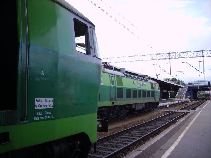 Two ET22 with passenger train in Hauptbahnhnhof Poznan in August