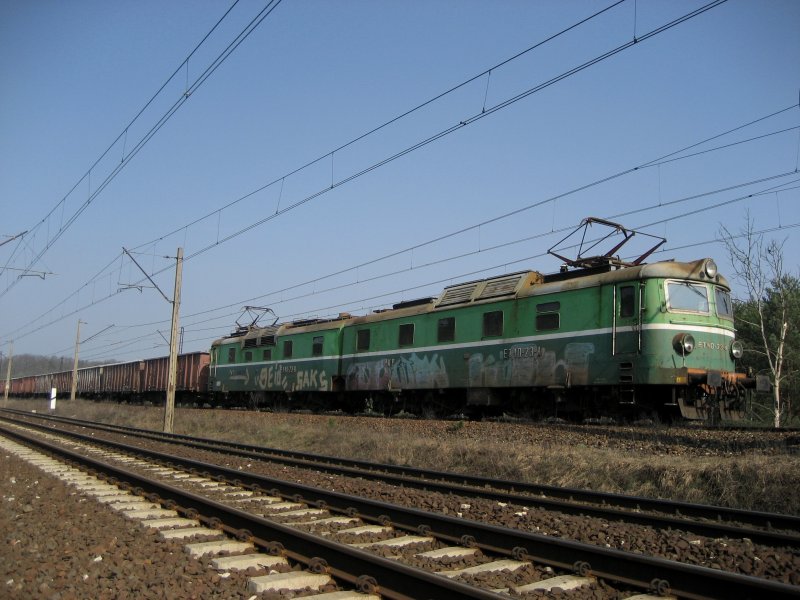 ET40-23 f�hrt mit einem G�terzug am 10.03.2008 durch Bydgoszcz (Bromberg).