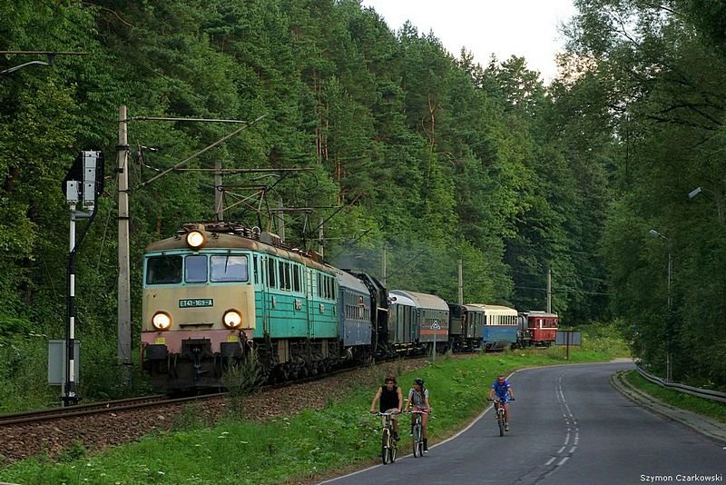 ET41-169 mit zwei Dampfloks und zwei Triebwagen aus Slovakei (Vrutky)
