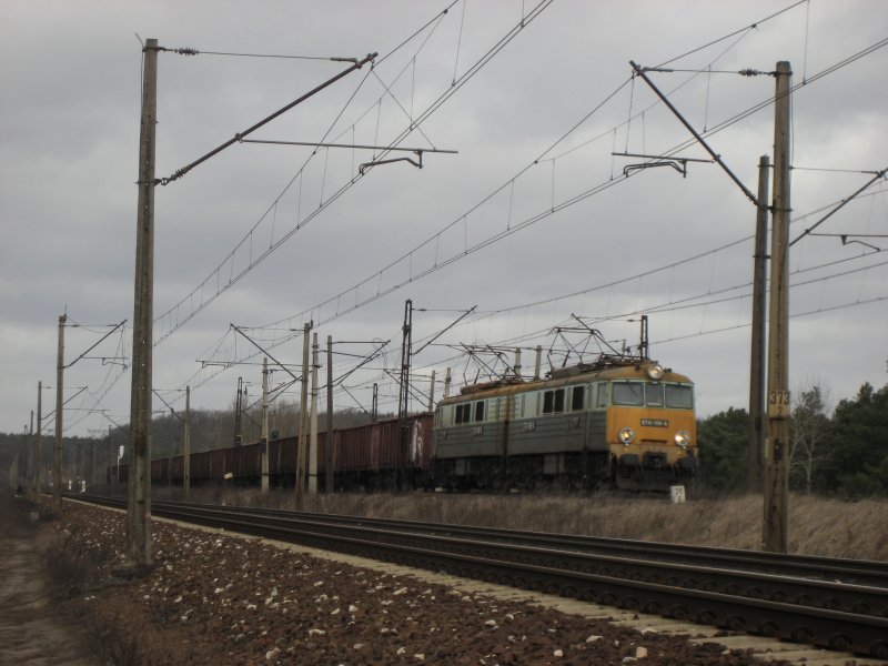 ET41-198 f�hrt mit einem G�terzug am 23.02.2008 durch Bydgoszcz in