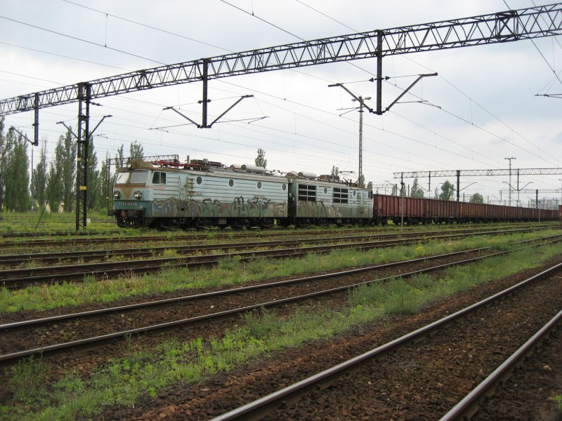 ET42-041 f�hrt mit einem G�terzug durch Bydgoszcz in Richtung Torun.