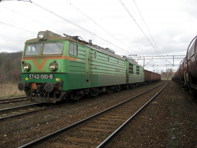 ET42-010 f�hrt mit einem G�terzug neben unserem Kesselzug wann wir