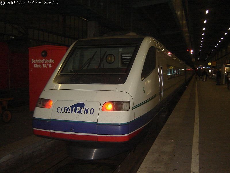 November 2006 im Stuttgart Hbf: CIS wartet kurz vor der