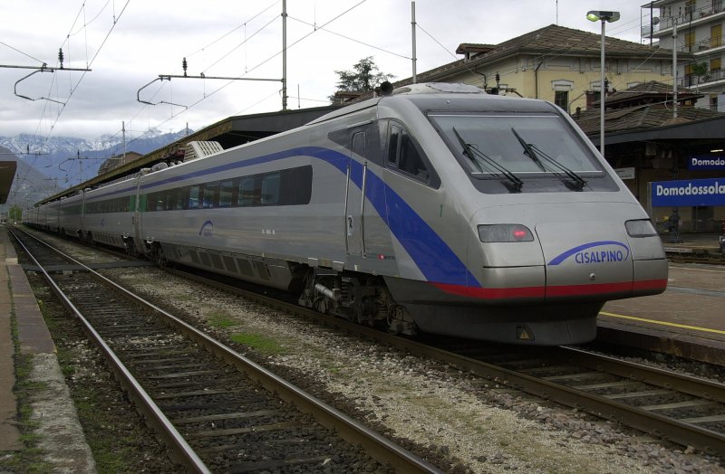 Cisalpino in new colors at the exit of Domodossola. 02.11.2008