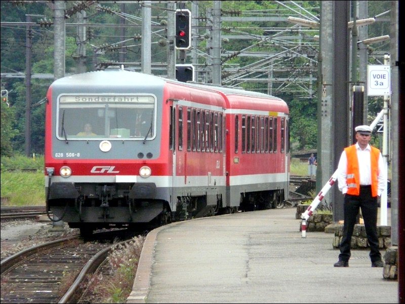 Der Bahnhofsvorsteher hat die Fotografen im Auge, w�hrend der CFL