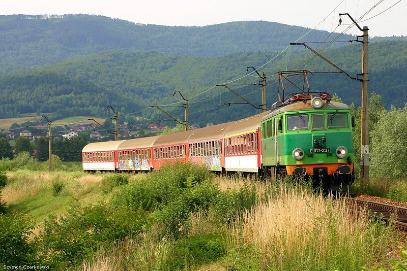 EU07-237 mit Eilzug Goral . Pietrzykowice am 01.07.2007r. 