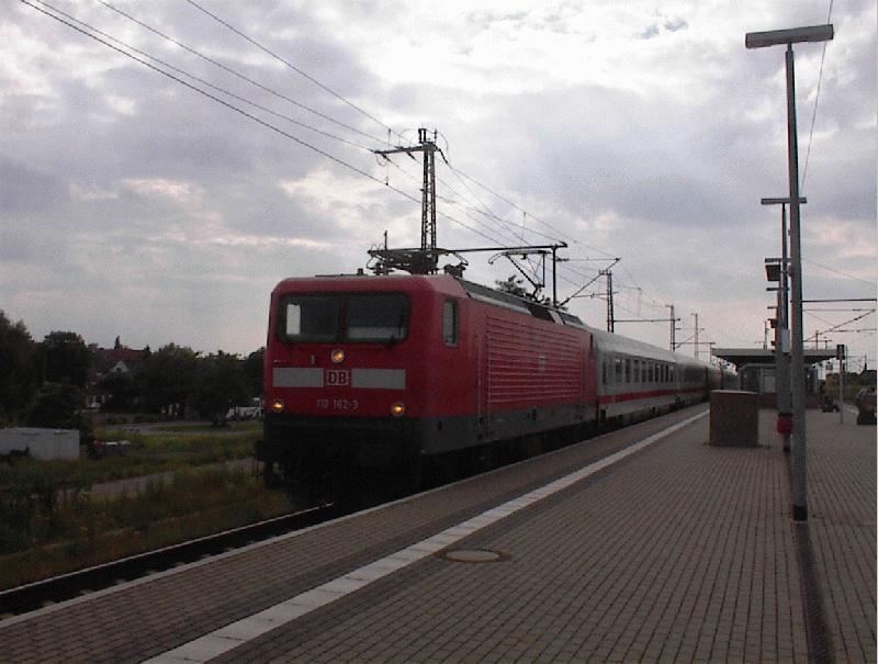 EuroCity aus Hamburg zur Weiterfahrt nach Prag am 22.6.02 im Bhf. Nauen. Gezogen von 112 162-3.