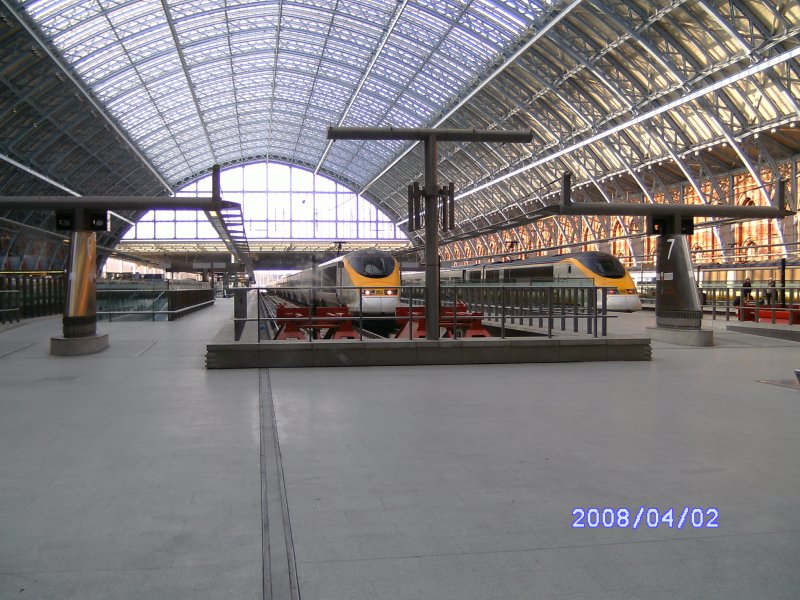 Drei EurostarZ�ge in London St Pancras.(02.04.2009) 