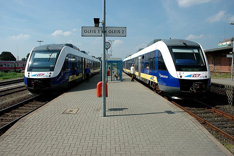 VT 108 und VT 105 (Lint 41) der EVB kreuzen