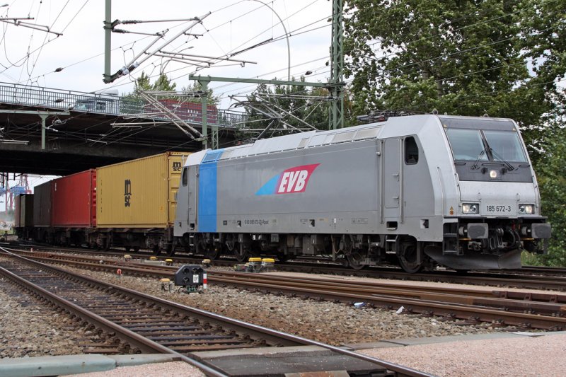 Die 185 672-3 der EVB bei der Einfahrt in den