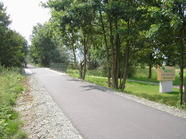 ehemalige Bahntrasse und jetzt Verbindungsradweg Briesnig - Forst/Lausitz mit Hotel-Anschluss