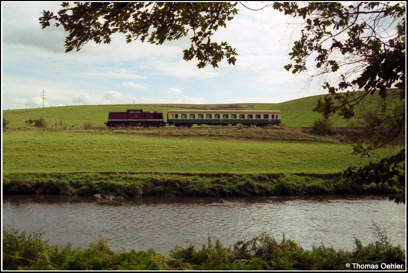 Eine Lok der BR 202 ist mit ihrem Ein-Wagen-Zug im
