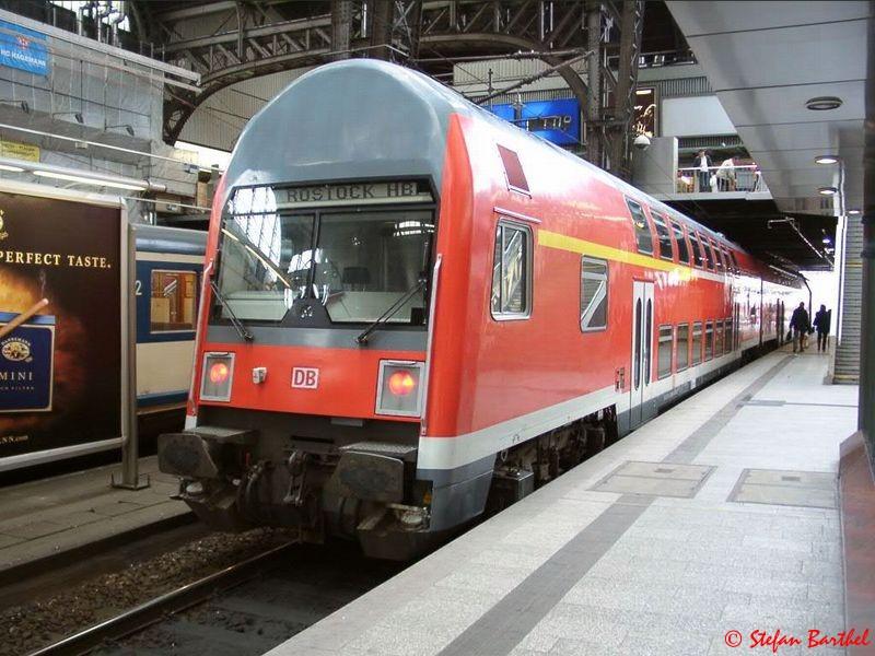 Ex Reichsbahn Steuerwagen DABbuzfa 760 der DB Regio AG Regionalbereich Mecklenburg - Vorpommern, stationiert in Rostock Hbf steht in Hamburg .