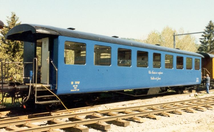 ex SBB Seetaler - Nostalgie Personenwagen 2 Kl ..B 7717 der Compagnie Du Train A Vapeur de La Valle De Joux im Bahnhofsareal von Le Pont in Juni 1986