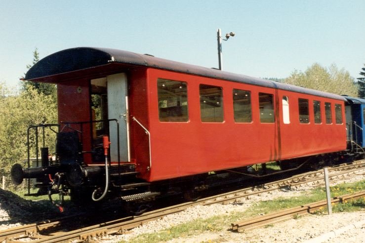 ex SBB Seetaler - Nostalgie Personenwagen 1+2 Kl ..AB 4420 der Compagnie Du Train A Vapeur de La Valle De Joux im Bahnhofsareal von Le Pont in Juni 1986