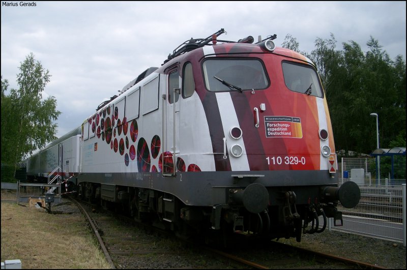 Aus dem Archiv: 110 329 mit dem Science-Express im Bahnhof