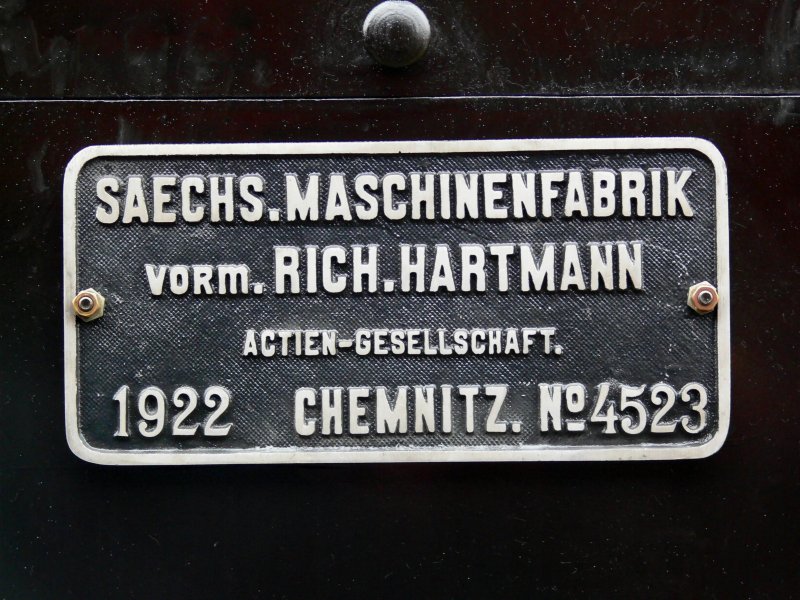Fabrikschild von Lok 19 017. Maschine steht im Depot des Verkehrsmuseums Dresden. 22.03.2009