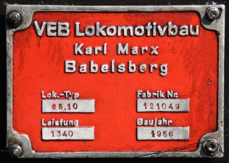 Das Fabfrikschild von 65 1049-9 am 24.05.09. 