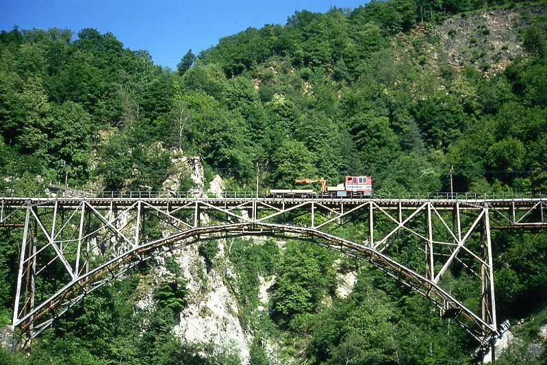 FART Centovalli-Bahn BAUDIENSTZUG 828 von Ponte Brolla nach Camedo am 07.06.1995 bei Camedo auf Ponte Ruinacci mit X 2157 - Traktor Tm 2/2 9.
