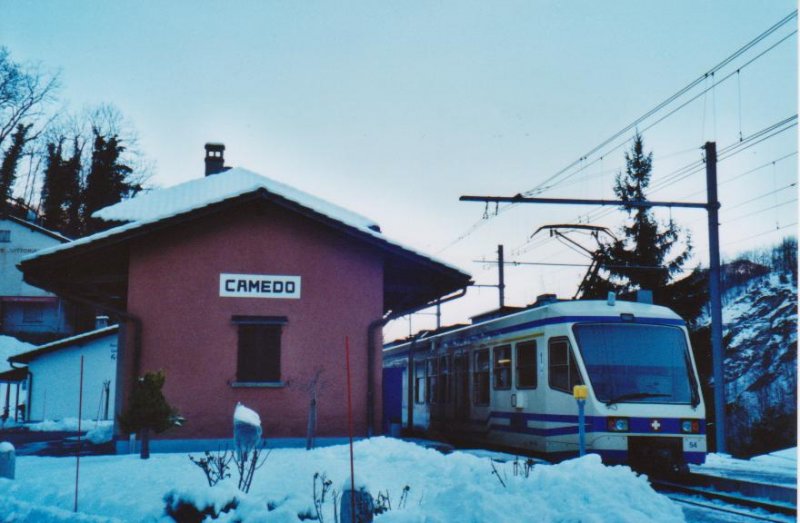 FART-Zug Nr. 54 beim Bahnhof Camedo im Centovalli am 8. Dezember 2008