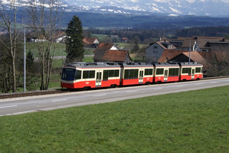 FB Be 4/6 62 und Be 4/6 65 kurz nach Neuhaus auf der Fahrt nach Stadelhofen, am 22.3.08.