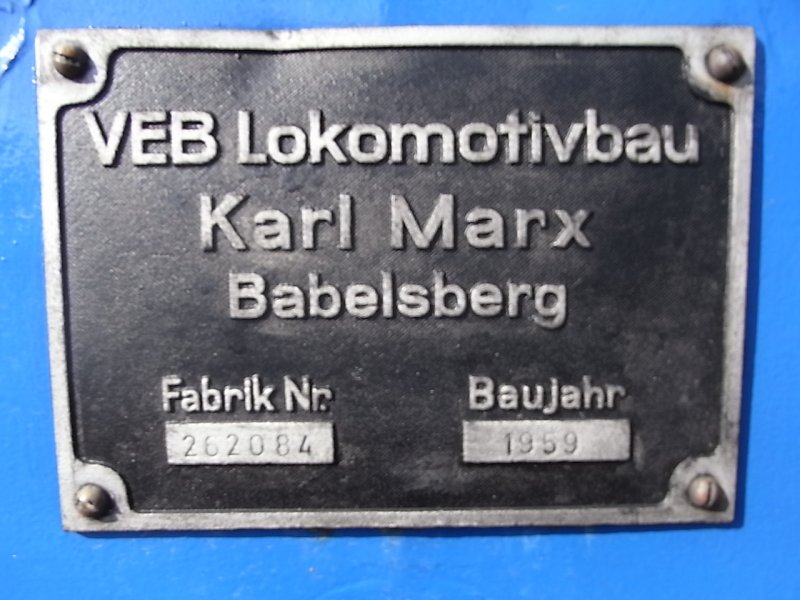 Fabrikschild einer blauen Feldbahnlokomotive im guldentaler Feldbahnmuseum. (26.09.2009). 