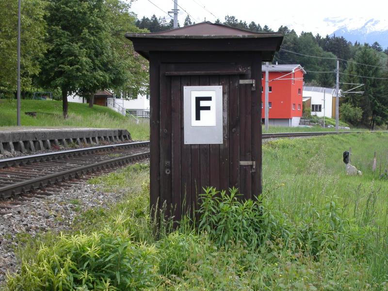 Fernmelde-Huschen in Schaanwald am 5. Juni 2006
Dieses ist noch das einzige Original erhaltene Holzmodell
an der BB Strecke durch Liechtenstein.