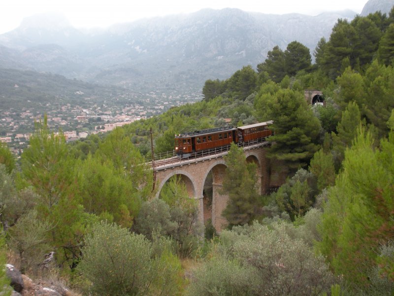 Tw2 auf der Fahrt nach Soller am Viadukt von Monreals