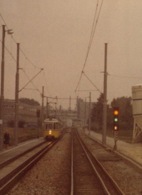 Zugkreuzung auf freier Strecke. Blick aus einem Triebwagen der Filderbahn