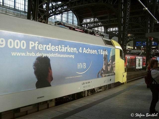 ES 64U2 - 096 im Hamburger Hauptbahnhof. Sie f�hrt mit
