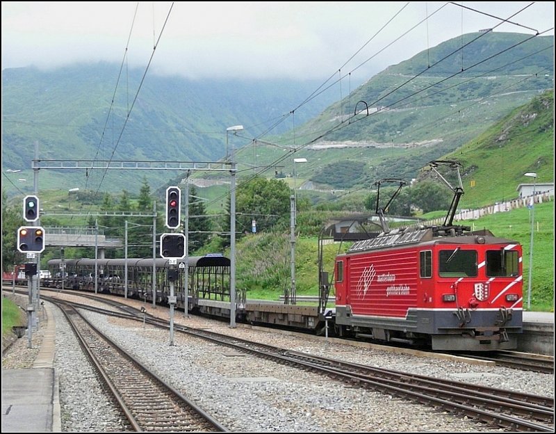 Die Ankunft eines Autozuges in Realp fotografiert vor der sch�nen
