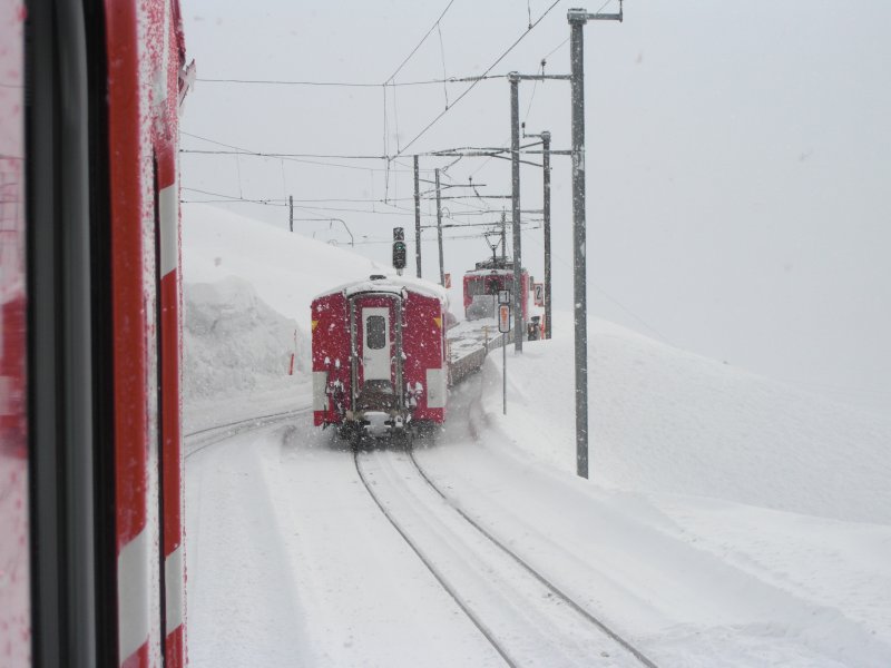 Zugkreuzung am verschneiten Oberalp am 23.02.2009 