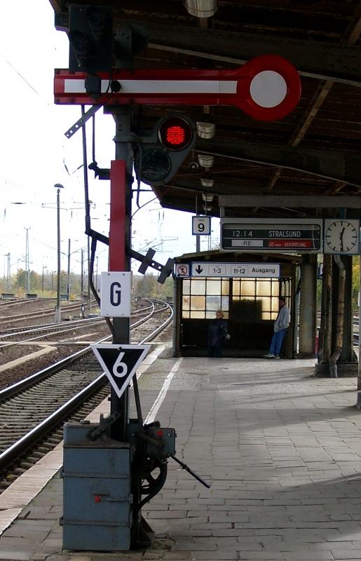 Form-Zwergsingnal auf dem Bahnhof Angermnde. Wird nicht mehr lange dort stehen, weil vsl. 05/2005 das ESTW Angermnde in Betrieb geht und von der Betriebszentrale Berlin gesteuert wird.