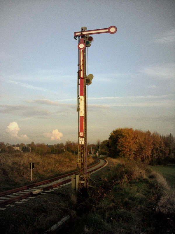 Eine Aufnahme vom 29.10.2008. Das alte Einfahrtssignal von der Strecke