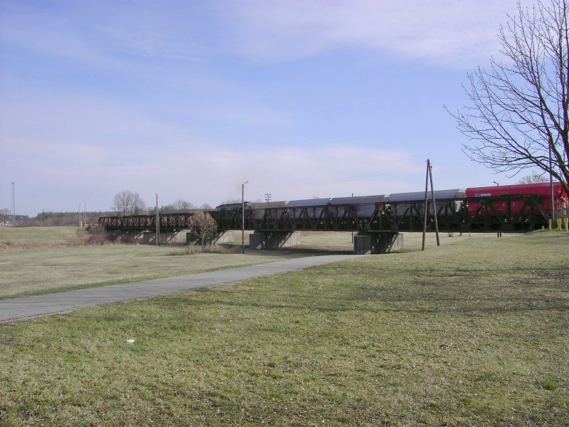 ST43-273 am 15.03.2008 beim �berqueren der Neissebr�cke in Forst (Lausitz)