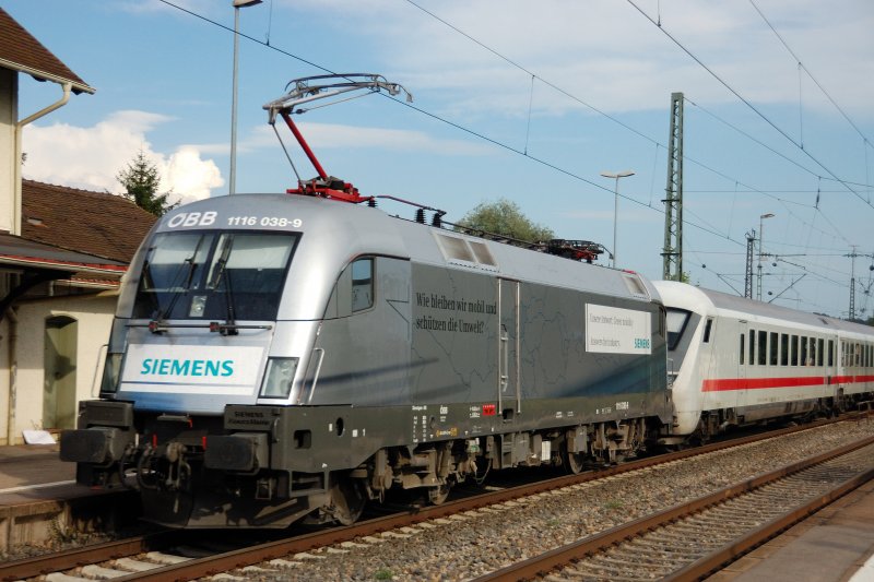 Fotofreundlich, vor dem (wieder mal defektem ?) Steuerwagen des IC 2094, passiert 1116 038-9  Siemens  Offingen/Donau. (07.08.2008)