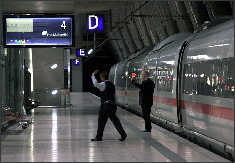Abends im Flughafenbahnhof von Frankfurt, kurz vor Abfahrt des Zuges.