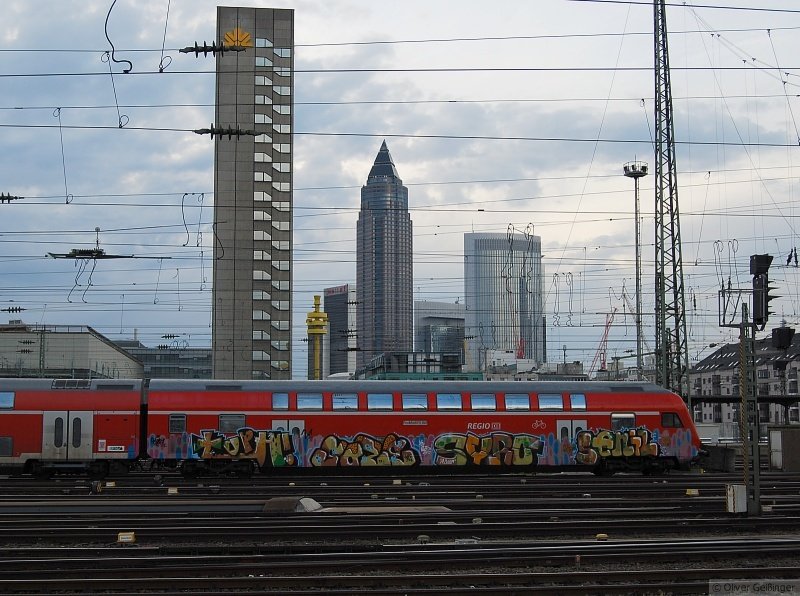 Gro�stadtleben. Die H�user wachsen in den Himmel, die Sprayer Gottseidank