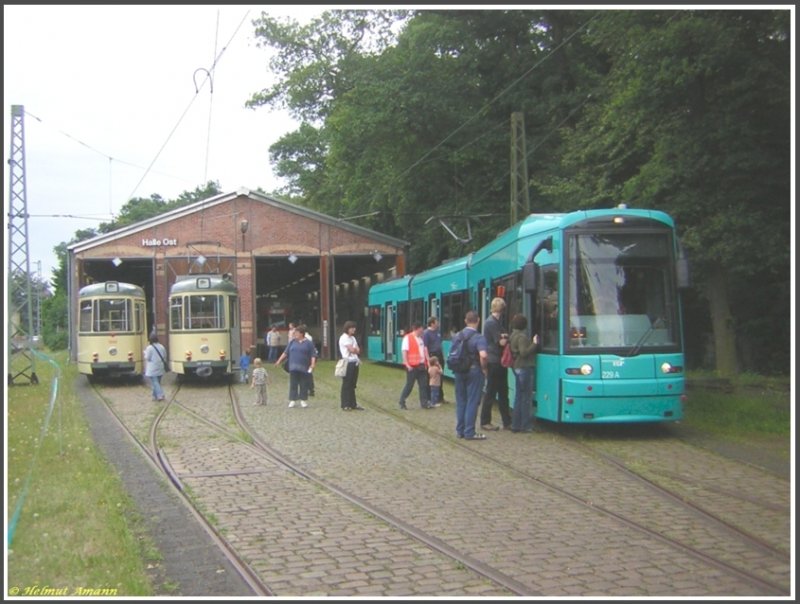 Vor der Halle Ost des Verkehrsmuseums Frankfurt am Main standen